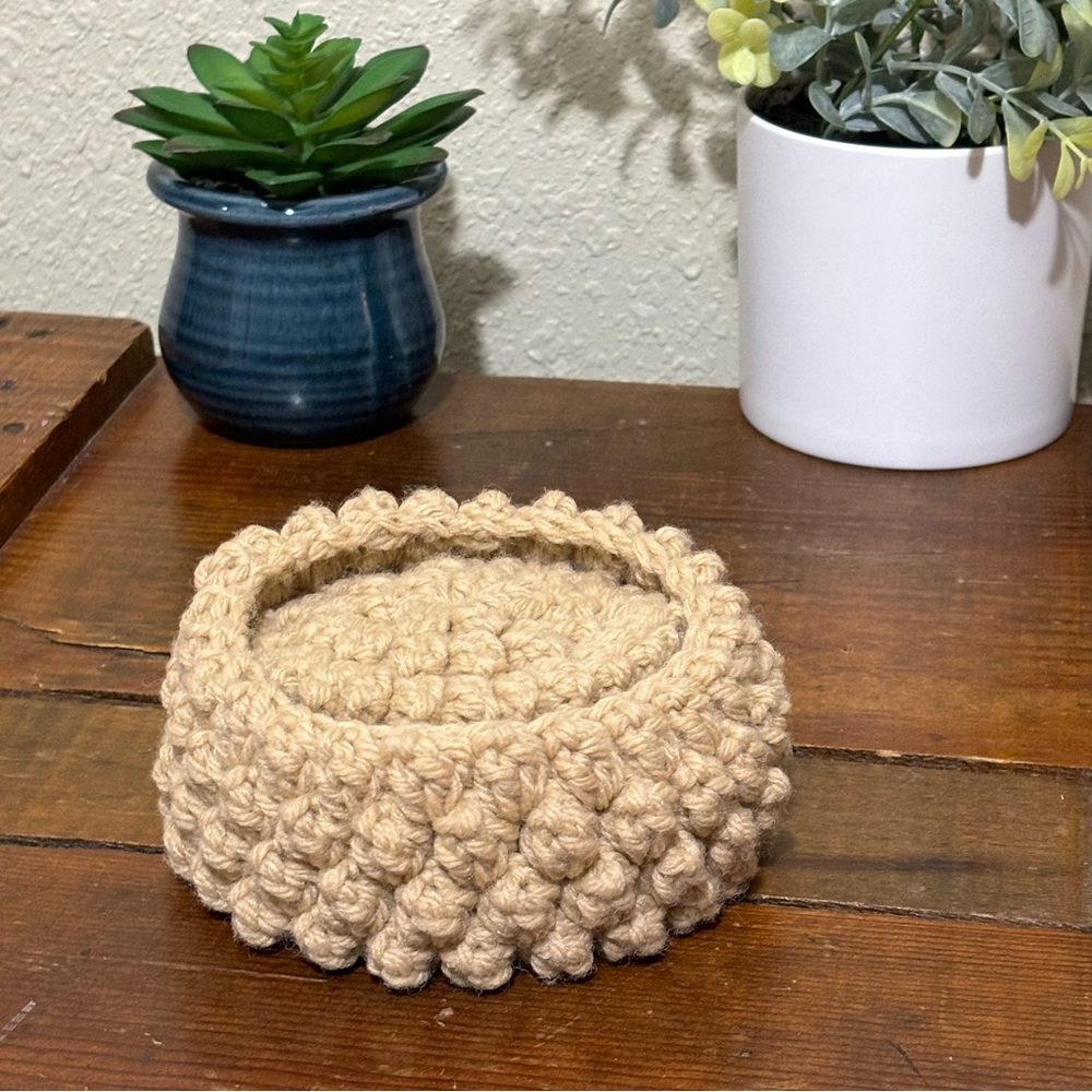 Crochet coaster set of 4 in matching crochet coaster basket in beige. - Picture 4 of 6
